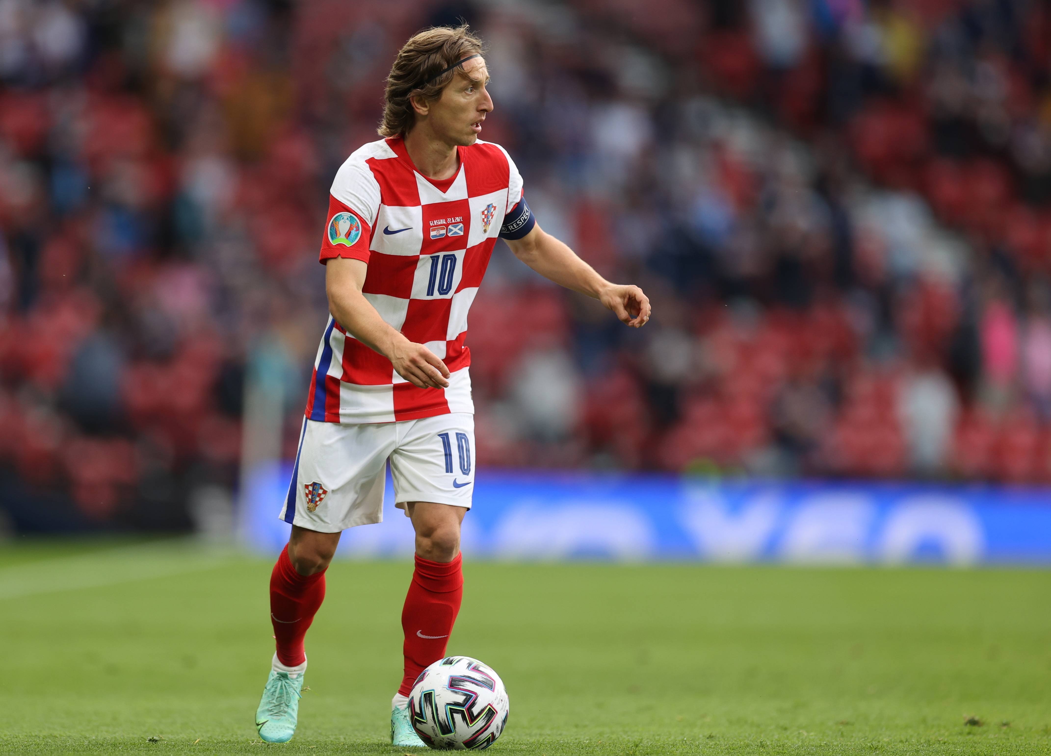 沙特变了：从为C罗本泽马豪掷千金，到对萨拉赫精打细算？