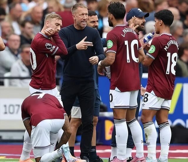 拜仁26／27赛季主场球衣谍照：红色基调搭配领口袖口金色线条