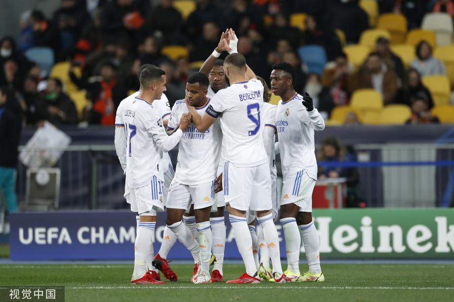 拜仁快速传球移动致对手防线瓦解