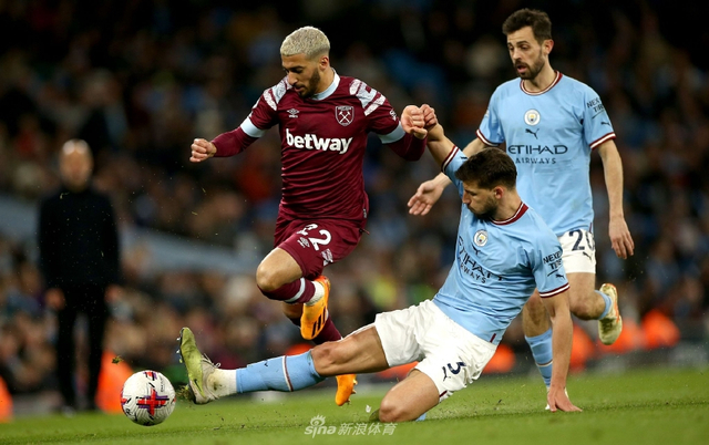 被球迷询问是否会考虑加盟阿森纳，库尼亚大笑回应