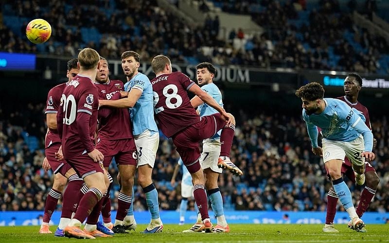 篮球篮网训练场出现意外，球员手指受伤